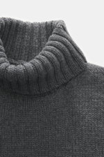 Drumohr Cashmere Rollkragenpullover dunkelgrau meliert, Detailfoto von oben, reiner Cashmere, sehr weicher Griff, mittelgrobes Strickbild, Slim Fit, Rollkragen, flexible Rippbündchen.