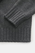 Nahaufnahme des Drumohr Cashmere Rollkragenpullovers dunkelgrau meliert, Perspektive auf Ärmel und Bund, reiner Cashmere, sehr weicher Griff, mittelgrobes Strickbild, Slim Fit, Rollkragen, flexible Rippbündchen.