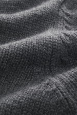 Drumohr Cashmere Rollkragenpullover dunkelgrau meliert, Detailaufnahme aus Nähe, mittelgrobes Strickbild, reiner Cashmere, sehr weicher Griff, Slim Fit, Rollkragen, flexible Rippbündchen.