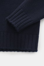 Nahaufnahme des Ärmels mit flexiblem Rippbündchen und mittelgrobem Strickbild des Drumohr Cashmere Rollkragenpullover navy, reiner Cashmere, sehr weicher Griff, Slim Fit.