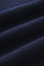 Nahaufnahme aus schräger Perspektive des mittleren Strickbilds eines navyfarbenen Drumohr Cashmere Rollkragenpullovers mit reinem Cashmere, sehr weichem Griff, Slim Fit und flexiblen Rippbündchen.