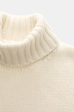 Drumohr Cashmere Rollkragenpullover creme, Detailaufnahme von oben, reiner Cashmere, sehr weicher Griff, mittelgrobes Strickbild, Slim Fit, Rollkragen, flexible Rippbündchen.