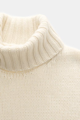Drumohr Cashmere Rollkragenpullover creme, Detailaufnahme von oben, reiner Cashmere, sehr weicher Griff, mittelgrobes Strickbild, Slim Fit, Rollkragen, flexible Rippbündchen.
