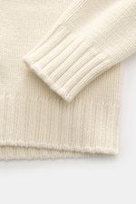 Drumohr Cashmere Rollkragenpullover creme, Detailaufnahme von Ärmel und Saum, reiner Cashmere, sehr weicher Griff, mittelgrobes Strickbild, Slim Fit, Rollkragen, flexible Rippbündchen.