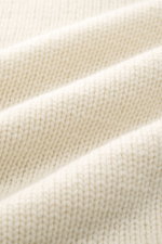 Nahaufnahme des mittelgroben Strickbilds vom Drumohr Cashmere Rollkragenpullover creme, reiner Cashmere, sehr weicher Griff, Slim Fit, Rollkragen, flexible Rippbündchen.
