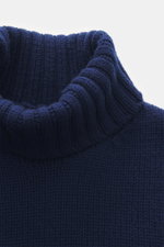 Drumohr Cashmere Rollkragenpullover dunkelblau, Nahaufnahme von oben, reiner Cashmere, sehr weicher Griff, mittelgrobes Strickbild, Slim Fit, Rollkragen, flexible Rippbündchen.