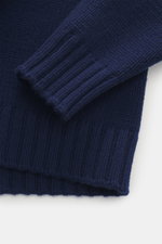 Nahaufnahme des Drumohr Cashmere Rollkragenpullovers dunkelblau von oben, reiner Cashmere, sehr weicher Griff, mittelgrobes Strickbild, Slim Fit, Rollkragen, flexible Rippbündchen.