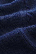 Nahaufnahme des mittelgroben Strickbilds des Drumohr Cashmere Rollkragenpullovers dunkelblau, reiner Cashmere, sehr weicher Griff, Slim Fit, Rollkragen, flexible Rippbündchen, aus leicht schräger Perspektive.