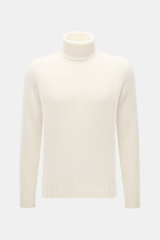 Front view of Fioroni Cashmere Rundhalspullover creme, a luxurious cream-colored turtleneck sweater made from pure cashmere with a very soft feel, medium-fine knit, slim fit, and flexible ribbed cuffs. Souveräne Eleganz in ihrer luxuriösesten Form: Der Ro