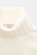 Close-up top view of Fioroni Cashmere Rundhalspullover creme, showcasing the ribbed turtleneck and fine knit texture. <p>Souveräne Eleganz in ihrer luxuriösesten Form: Der Rollkragenpullover von FIORONI aus erlesenem Cashmere vereint meisterhafte italieni