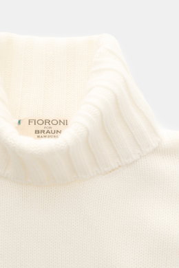 Close-up top view of Fioroni Cashmere Rundhalspullover creme, showcasing the ribbed turtleneck and fine knit texture. <p>Souveräne Eleganz in ihrer luxuriösesten Form: Der Rollkragenpullover von FIORONI aus erlesenem Cashmere vereint meisterhafte italieni