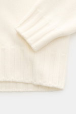 Close-up top-down view of the sleeve and hem of the Fioroni Cashmere Rundhalspullover creme, showing soft cream-colored pure cashmere knit with slim fit and flexible ribbed cuffs.

<p>Souveräne Eleganz in ihrer luxuriösesten Form: Der Rollkragenpullover