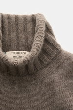 Close-up top view of the Fioroni Cashmere Rundhalspullover grau meliert, showcasing its ribbed turtleneck and soft, fine knit texture. <p>Souveräne Eleganz in ihrer luxuriösesten Form: Der Rollkragenpullover von FIORONI aus erlesenem Cashmere vereint meis