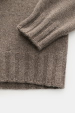Close-up from above of the sleeve and hem of the Fioroni Cashmere Rundhalspullover grau meliert showing fine ribbed cuffs and medium-fine knit texture.

<p>Souveräne Eleganz in ihrer luxuriösesten Form: Der Rollkragenpullover von FIORONI aus erlesenem C