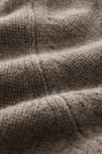 Close-up of the Fioroni Cashmere Rundhalspullover grau meliert fabric showing its soft, mid-fine knit texture from a detailed perspective.

<p>Souveräne Eleganz in ihrer luxuriösesten Form: Der Rollkragenpullover von FIORONI aus erlesenem Cashmere verei