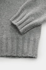 Close-up view of the sleeve and hem of the Fioroni Cashmere Rundhalspullover dunkelgrau meliert, showcasing fine mid-weight knit and flexible ribbed cuffs.

<p>Souveräne Eleganz in ihrer luxuriösesten Form: Der Rollkragenpullover von FIORONI aus erlesen