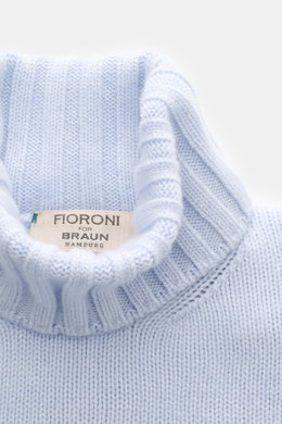 Close-up top-down view of the Fioroni Cashmere Rundhalspullover graubraun meliert showcasing its fine ribbed turtleneck and label.

Description: <p>Souveräne Eleganz in ihrer luxuriösesten Form: Der Rollkragenpullover von FIORONI aus erlesenem Cashmere 