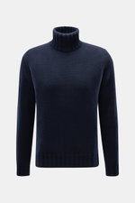 Front view of Fioroni Cashmere Rundhalspullover navy, a slim fit turtleneck sweater in pure cashmere with soft texture, medium fine knit, and flexible ribbed cuffs. Souveräne Eleganz in ihrer luxuriösesten Form: Der Rollkragenpullover von FIORONI aus erle