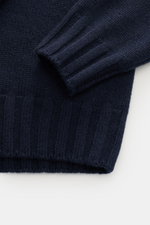 Close-up top-down view of the Fioroni Cashmere Rundhalspullover navy sleeve and hem, showcasing pure cashmere, very soft feel, medium-fine knit, slim fit, turtleneck, and flexible ribbed cuffs. Souveräne Eleganz in ihrer luxuriösesten Form: Der Rollkragen