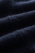 Close-up fabric texture of Fioroni Cashmere Rundhalspullover navy, photographed from a detailed angle showing soft, mid-fine knit.

Additional description: <p>Souveräne Eleganz in ihrer luxuriösesten Form: Der Rollkragenpullover von FIORONI aus erlesene