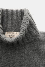Close-up top-down view of the Fioroni Cashmere Rundhalspullover dunkelgrau meliert showing its ribbed turtleneck and label. <p>Souveräne Eleganz in ihrer luxuriösesten Form: Der Rollkragenpullover von FIORONI aus erlesenem Cashmere vereint meisterhafte it
