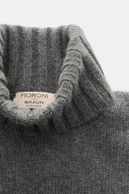 Close-up top-down view of the Fioroni Cashmere Rundhalspullover dunkelgrau meliert showing its ribbed turtleneck and label. <p>Souveräne Eleganz in ihrer luxuriösesten Form: Der Rollkragenpullover von FIORONI aus erlesenem Cashmere vereint meisterhafte it