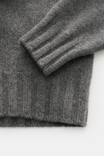 Close-up from above showing the cuff and hem of the Fioroni Cashmere Rundhalspullover dunkelgrau meliert, highlighting its mid-fine knit and soft texture. Souveräne Eleganz in ihrer luxuriösesten Form: Der Rollkragenpullover von FIORONI aus erlesenem Cash
