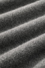 Close-up view of the Fioroni Cashmere Rundhalspullover dunkelgrau meliert showing the soft, medium-fine knit texture and delicate fibers.

<p>Souveräne Eleganz in ihrer luxuriösesten Form: Der Rollkragenpullover von FIORONI aus erlesenem Cashmere verein