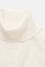 Close-up front view of Fioroni Cashmere Turtleneck Sweater Cream showcasing pure cashmere, cable knit, slim fit, and ribbed cuffs.