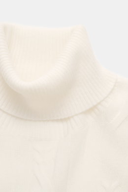 Close-up front view of Fioroni Cashmere Turtleneck Sweater Cream showcasing pure cashmere, cable knit, slim fit, and ribbed cuffs.