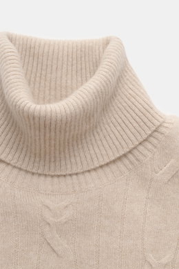 Close-up front-top view of Fioroni Cashmere Turtleneck Sweater beige showing fine knit texture, cable knit pattern, and ribbed turtleneck collar.