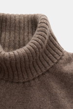 Close-up shot from above of the ribbed turtleneck collar of the Fioroni Cashmere Turtleneck Sweater 'Duvet' grey brown mélange, showcasing pure cashmere, very soft feel, fine knit pattern, slim fit, ribbed turtleneck, and flexible ribbed cuffs. Luxurious 
