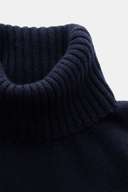 Close-up front view of the ribbed turtleneck and fine knit pattern of the Fioroni Cashmere Turtleneck Sweater 'Duvet' navy, made of pure cashmere with a very soft feel, slim fit, and flexible ribbed cuffs.