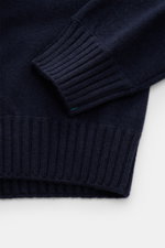 Close-up front view of the ribbed cuff and hem of the Fioroni Cashmere Turtleneck Sweater 'Duvet' navy, showcasing pure cashmere, soft feel, fine knit, slim fit, ribbed turtleneck, and flexible ribbed cuffs.