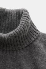 Close-up top-down view of the ribbed turtleneck collar of the Fioroni Cashmere Turtleneck Sweater 'Duvet' dark grey mélange, made from pure cashmere with a very soft feel, fine knit pattern, slim fit, ribbed turtleneck, and flexible ribbed cuffs. Luxuriou