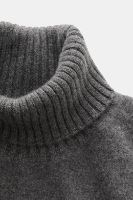 Close-up top-down view of the ribbed turtleneck collar of the Fioroni Cashmere Turtleneck Sweater 'Duvet' dark grey mélange, made from pure cashmere with a very soft feel, fine knit pattern, slim fit, ribbed turtleneck, and flexible ribbed cuffs. Luxuriou