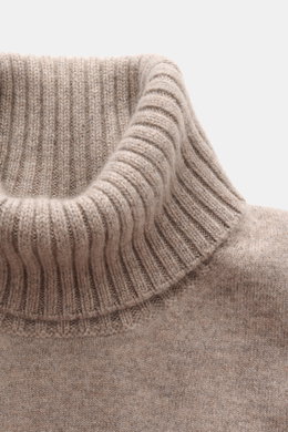 Close-up front view of Fioroni Cashmere Turtleneck Sweater 'Duvet' taupe mélange showing ribbed turtleneck with fine knit pattern, pure cashmere, very soft feel, slim fit, and flexible ribbed cuffs. Luxurious warmth with an Italian touch, made using tradi