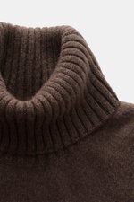 Close-up front view of the ribbed turtleneck of the Fioroni Cashmere Turtleneck Sweater 'Duvet' dark brown mélange, showcasing its fine knit pattern and soft texture made from pure cashmere. Luxurious warmth with an Italian touch: The turtleneck sweater b