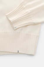 Fioroni Cashmere Rollkragenpullover 'Duvet' creme, Detailaufnahme von Arm und Bündchen, reiner Cashmere, weicher Griff, Slim Fit.