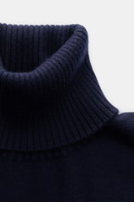 Nahaufnahme von Rollkragen und Schulter des Fioroni Cashmere Rollkragenpullovers 'Duvet' navy, feines Strickbild, weicher Griff.