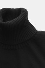 Close-up top-down view of Fioroni Cashmere turtleneck sweater 'Duvet' black showing ribbed turtleneck, pure cashmere, very soft feel, fine knit pattern, slim fit, and flexible ribbed cuffs.