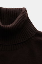 Fioroni Cashmere Rollkragenpullover 'Duvet' dunkelbraun, Nahaufnahme der Rippstrick-Rollkragenperspektive, feines, dichtes Cashmere, sehr weich.