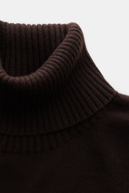 Fioroni Cashmere Rollkragenpullover 'Duvet' dunkelbraun, Nahaufnahme der Rippstrick-Rollkragenperspektive, feines, dichtes Cashmere, sehr weich.