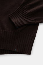 Fioroni Cashmere Rollkragenpullover 'Duvet' dunkelbraun, Detailaufnahme von Bündchen und Ärmel, feines Strickbild, sehr weicher Griff, Slim Fit.