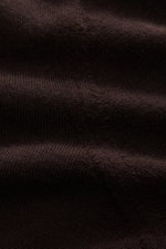 Nahaufnahme des dunkelbraunen Fioroni Cashmere Rollkragenpullovers 'Duvet' mit feinem Strickbild, weichem Griff und Rippstrick-Rollkragen aus Slim Fit Sicht.