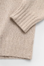 Nahaufnahme des Fedeli Cashmere Rollkragenpullovers 'Derby' beige meliert, von oben fotografiert, zeigt grobes Strickbild, anliegenden Rollkragen, flexible Rippbündchen, Slim Fit, weichen Griff aus reinem Cashmere.