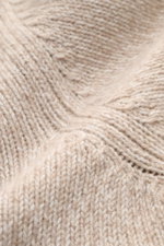Nahaufnahme des grob gestrickten, weichen Fedeli Cashmere Rollkragenpullovers 'Derby' beige meliert aus reinem Cashmere, Detailansicht.