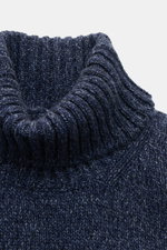 Nahaufnahme aus frontaler Perspektive des Fedeli Cashmere Rollkragenpullovers "Derby" dunkelblau meliert mit grobem Strickbild, anliegendem Rollkragen, Slim Fit und flexiblen Rippbündchen, gefertigt aus reinem, weichem Cashmere für einen klassisch-stilvol
