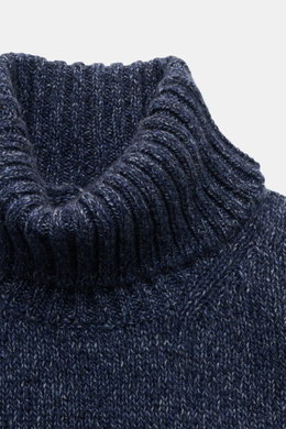 Nahaufnahme aus frontaler Perspektive des Fedeli Cashmere Rollkragenpullovers "Derby" dunkelblau meliert mit grobem Strickbild, anliegendem Rollkragen, Slim Fit und flexiblen Rippbündchen, gefertigt aus reinem, weichem Cashmere für einen klassisch-stilvol