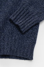 Nahaufnahme des Fedeli Cashmere Rollkragenpullovers 'Derby' dunkelblau meliert, fotografiert von oben, zeigt grobes Strickbild, anliegenden Rollkragen, flexible Rippbündchen. Für klassisch-stilvollen Freizeitlook, reiner Cashmere, weicher Griff, Slim Fit.